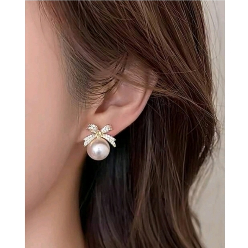 Anthropologie Classic Pearl Bow Gold Earrings - Picture 5 of 5